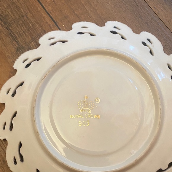 Elegant Iridescent Plate with Gold Details - Picture 2 of 13
